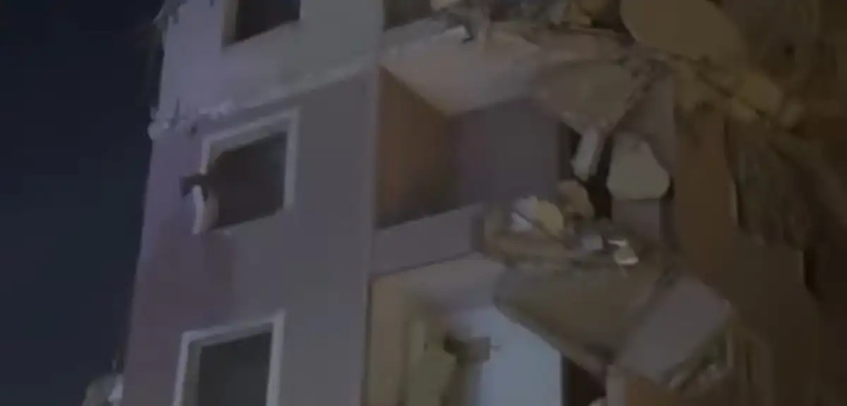 Küçükçekmece'de yıkım sırasında bina çöktü: 2 kişi yaralandı