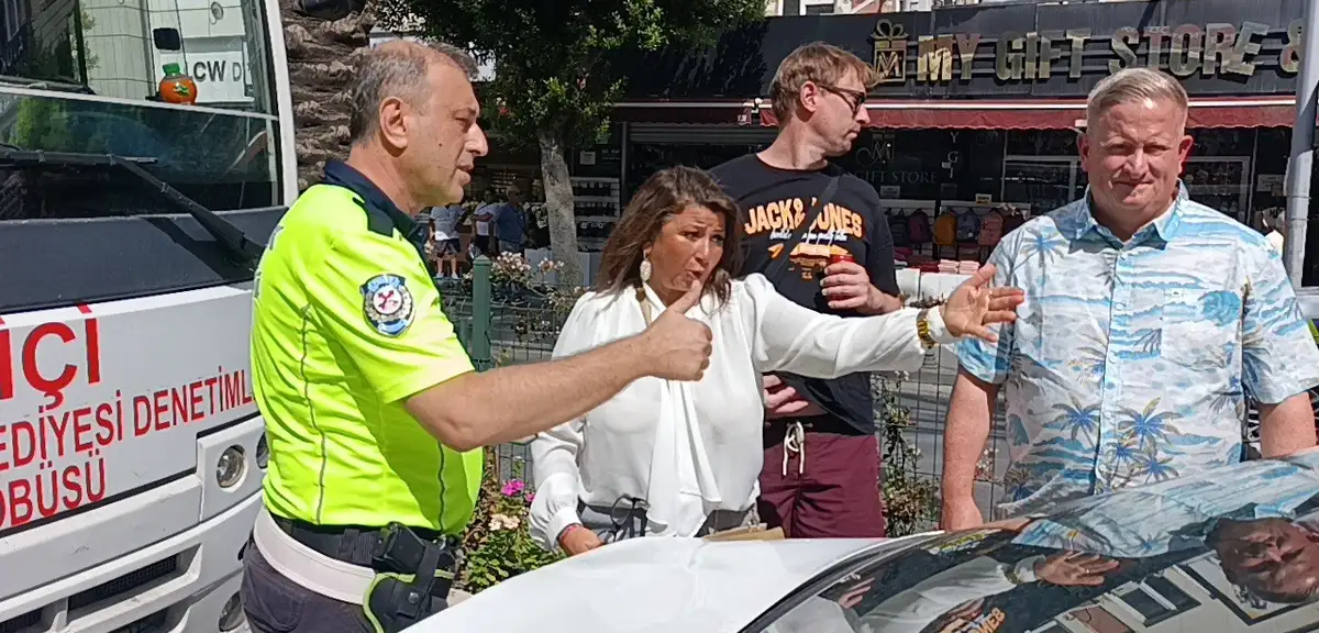 Antalya'da minibüsün çarptığı Alman turistlere vatandaşlar sahip çıktı