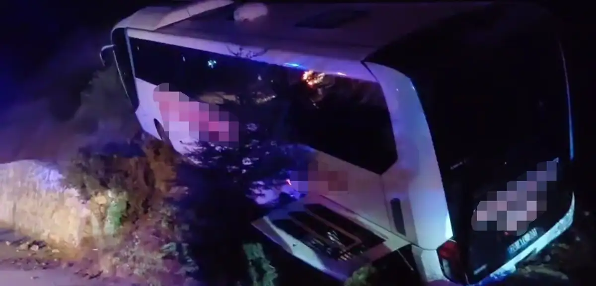 Manisa Kırkağaç'ta otobüs yoldan çıktı: 18 yaralı