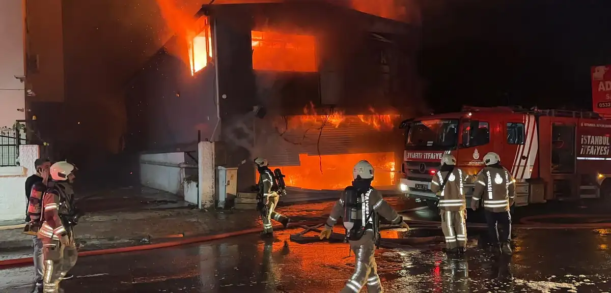 Esenyurt'ta lastikçi dükkanında yangın çıktı, 5 iş yerine sıçradı