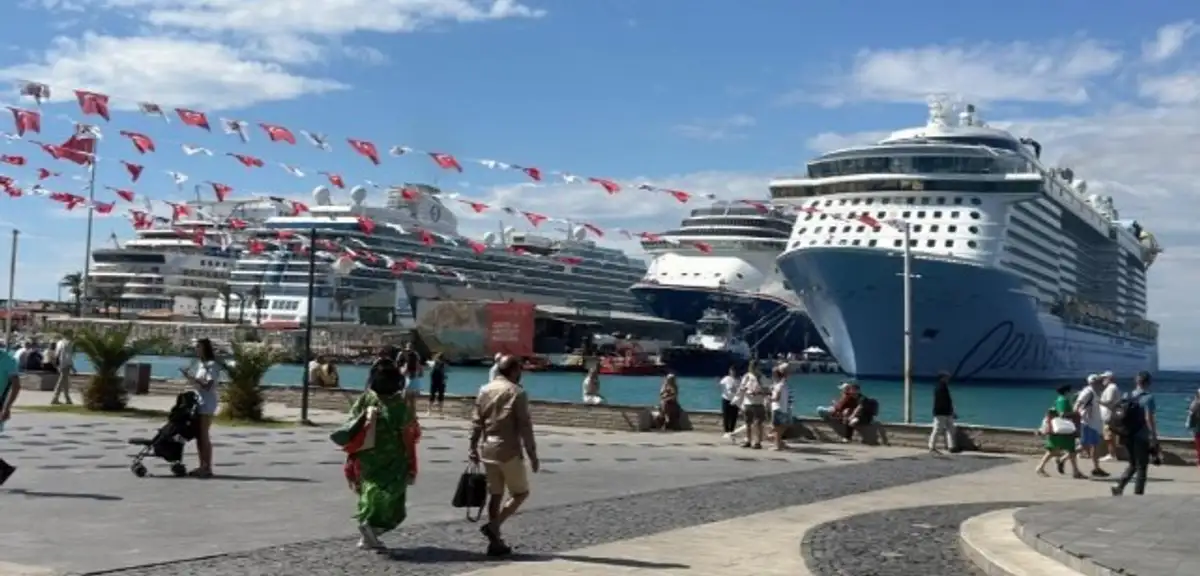 Kuşadası ve Bodrum'a Dev Kruvaziyerlerle Turist Akını