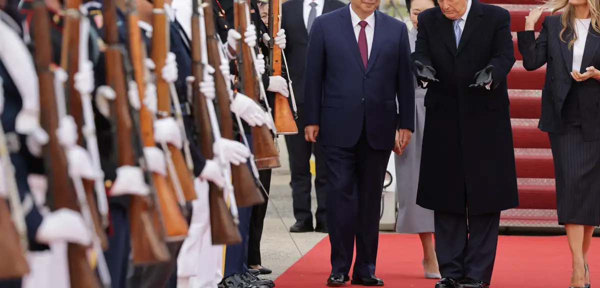 64 yıl sonra bir ilk: Trump Şi'yi uçağın kapısında karşıladı