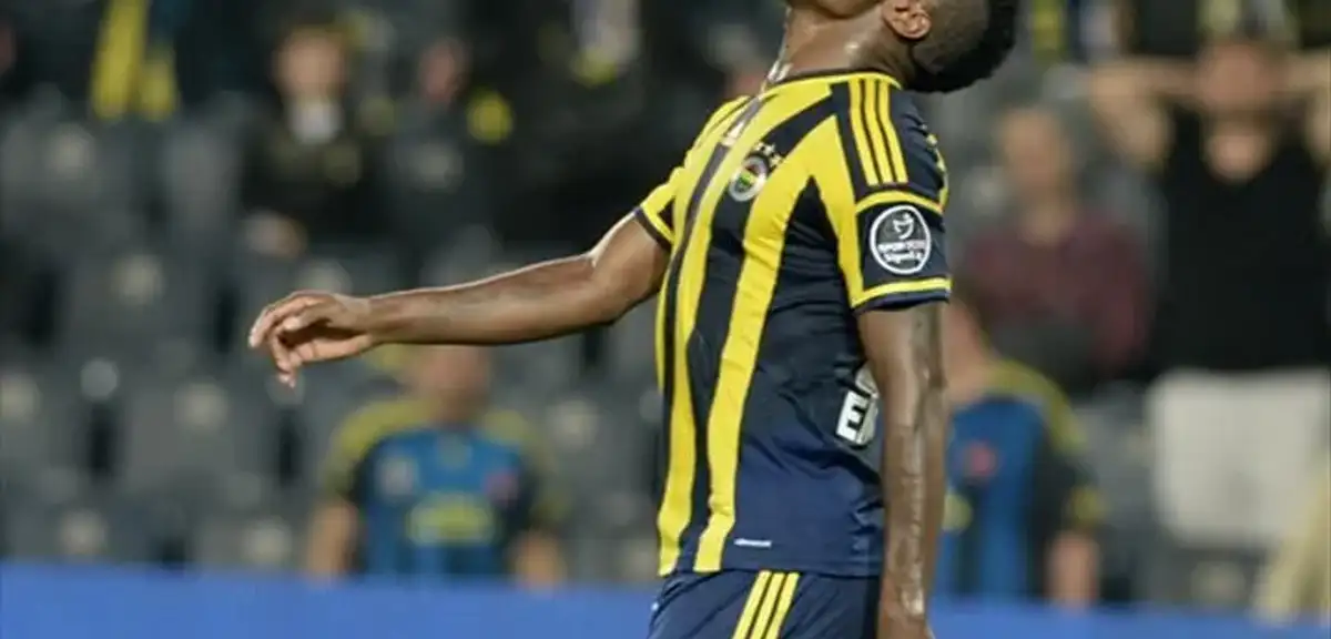 Fenerbahçe'nin Unutulmaz Golcüsü Emenike Yıllar Sonra İstanbul'da: Mahalle Kahvesinde Kivi Keyfi Yaparken Görüldü
