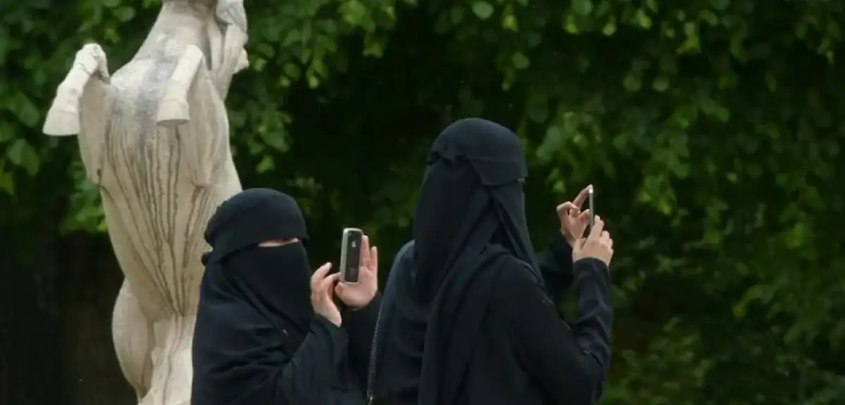 İtalya'da okullarda burka ve peçe yasağı getirildi