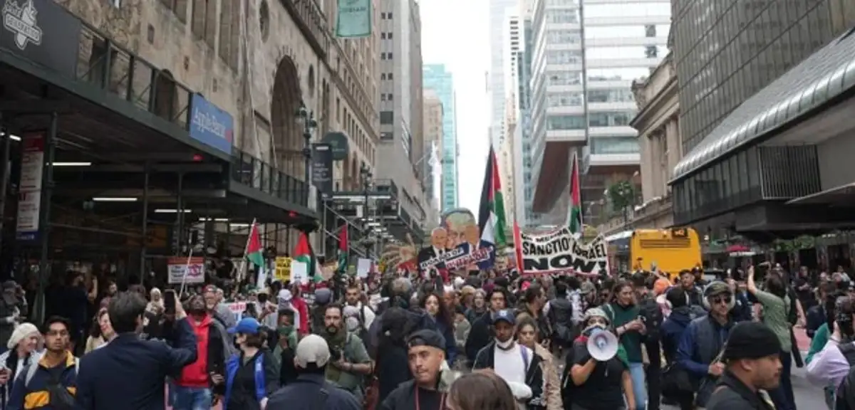 Manhattan'da Netanyahu'ya karşı binlerce kişi protesto düzenledi