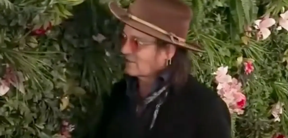 Johnny Depp Katıldığı Festivalde Süs Bitkilerini Isırdı
