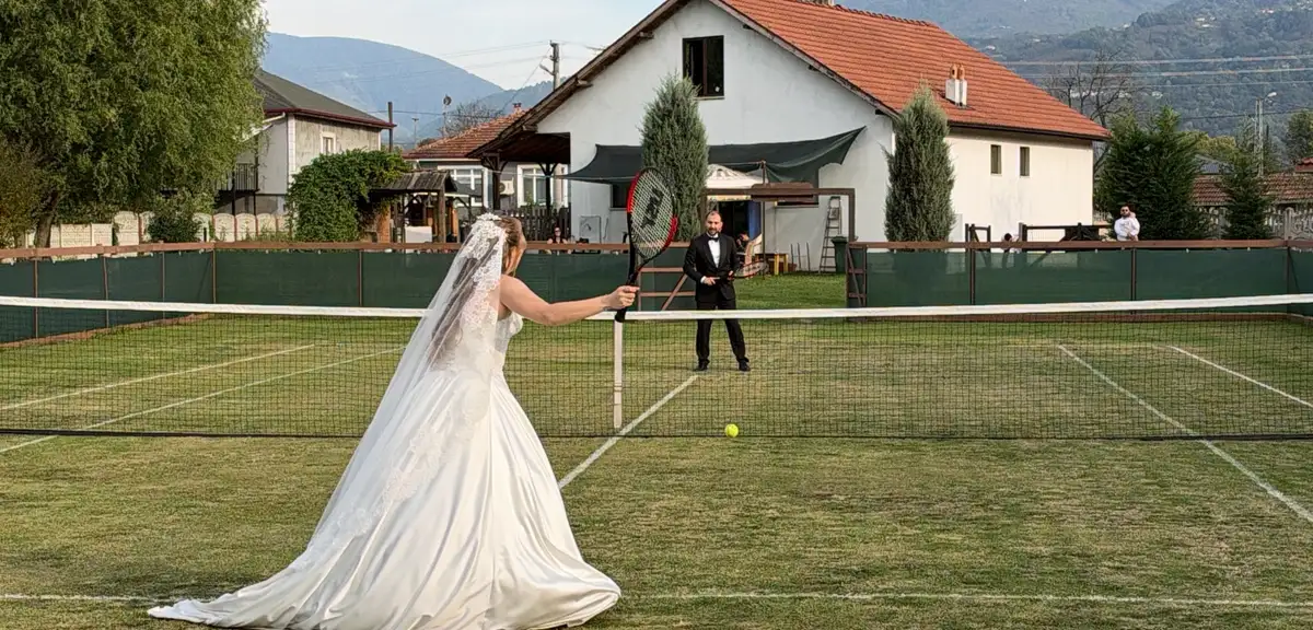 Tenis dersinde başlayan aşk köyde gelin damat olarak kutlandı