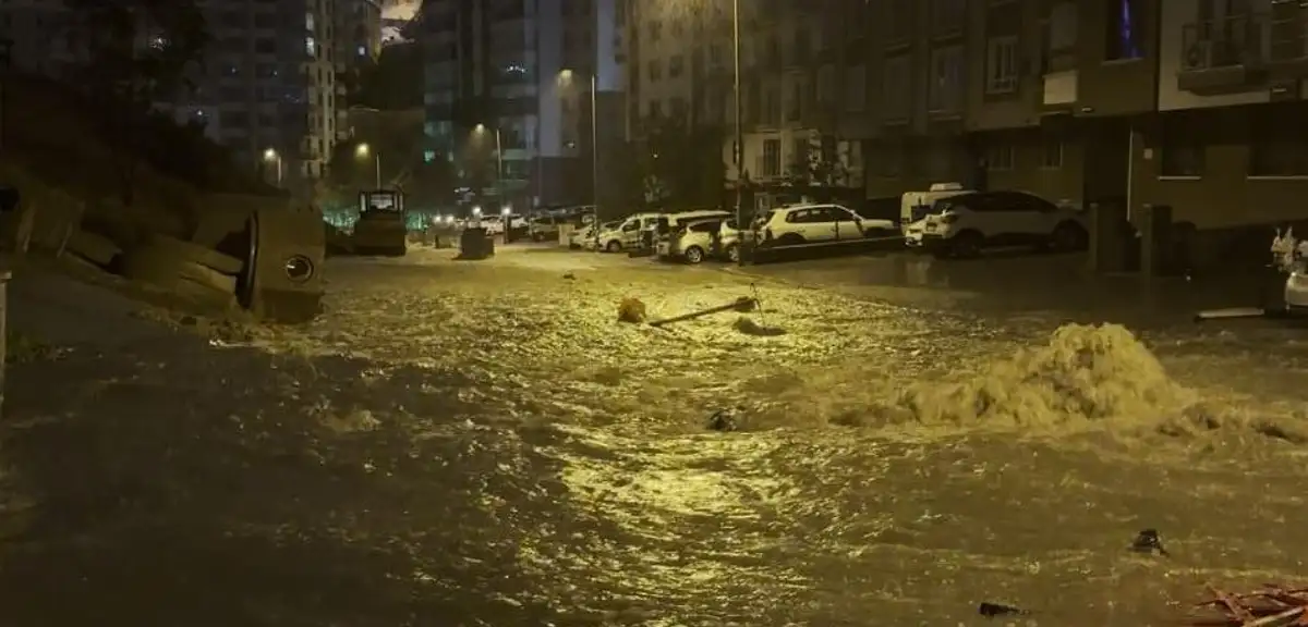 Ankara Keçiören'de sağanak sonrası rögar taştı