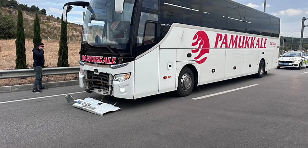 Ayvacık'tan İzmir'e Giden Yolcu Otobüsü Otomobil ile Çarpıştı: 2 Ölü
