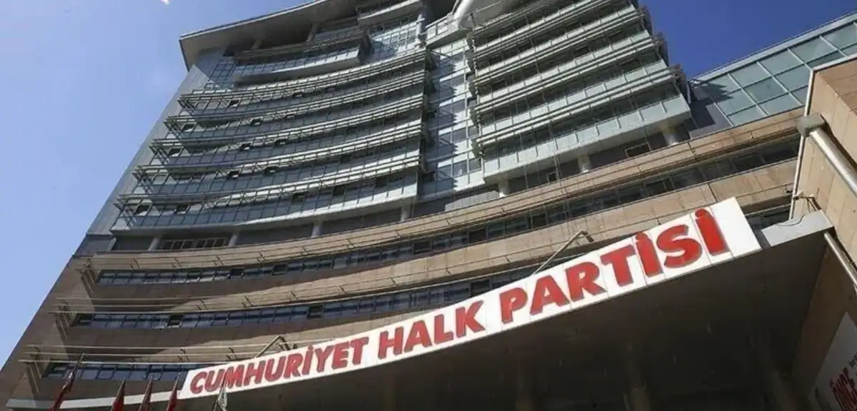 CHP, Üç Belediye Başkanını İhraç Etti
