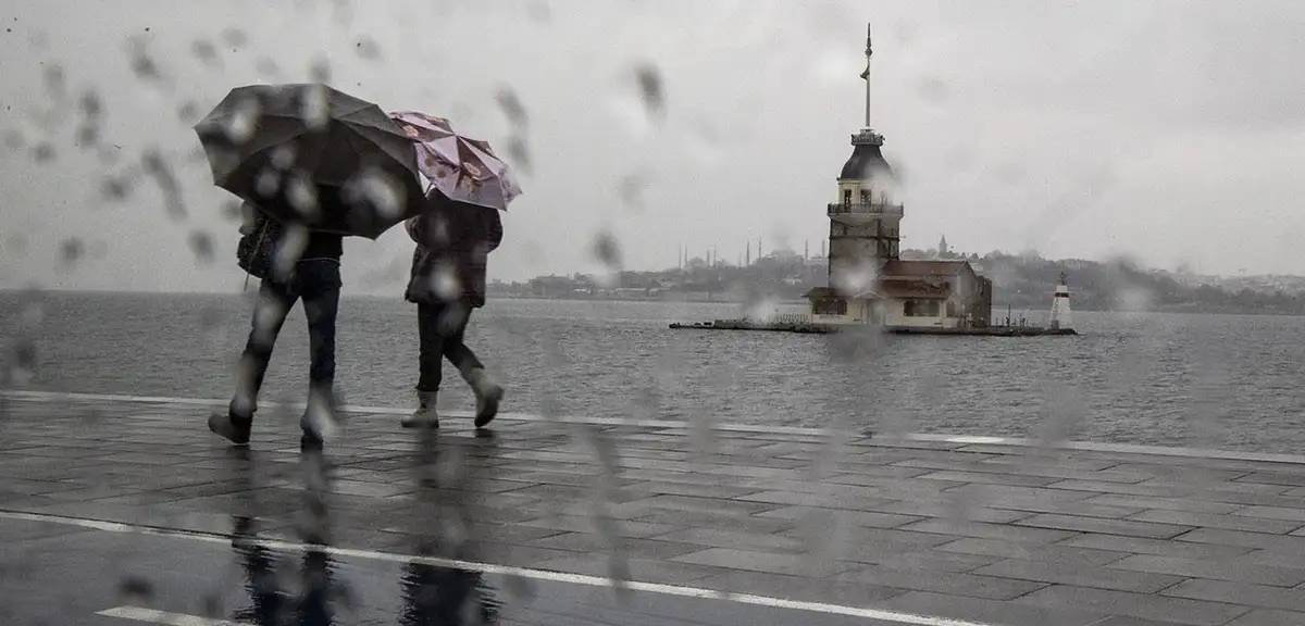 AKOM: İstanbul'da Fırtına ve Sağanak Yağış Cumartesi Sabahına Kadar Sürecek