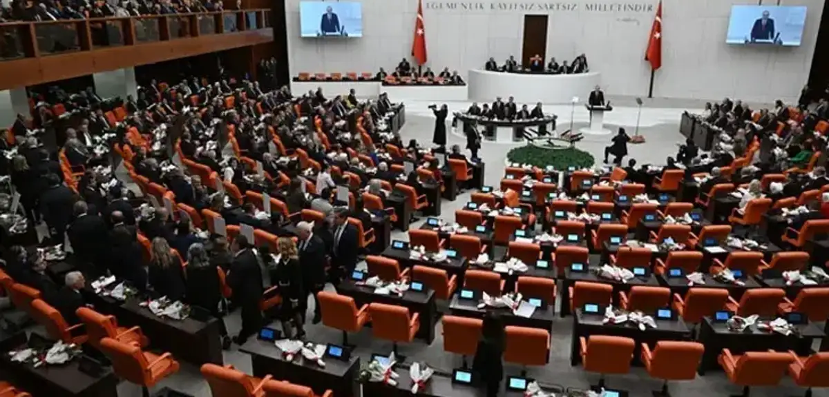 Burhanettin Duran'dan Yeni Parti Grubu'nun TBMM'de Salonu Terk Etmesine Sert Tepki