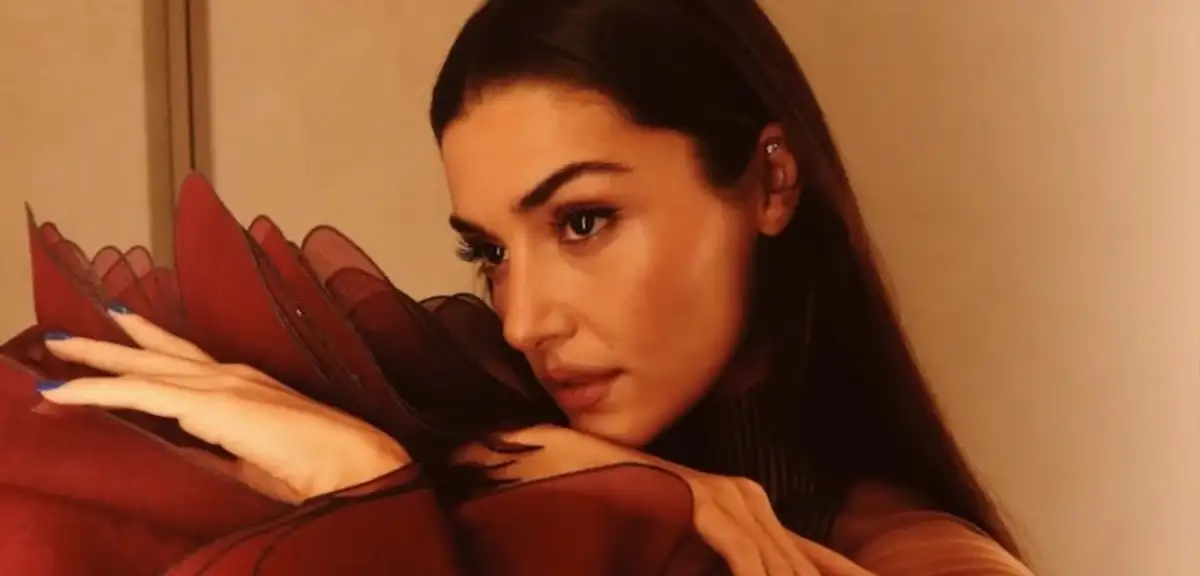 Hande Erçel Bordolara Büründü! O Pozlara Beğeni Yağdı