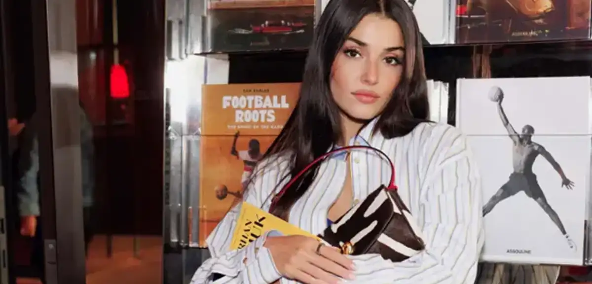 Hande Erçel Paris'te Orhan Pamuk Kitaplarıyla Görüldü