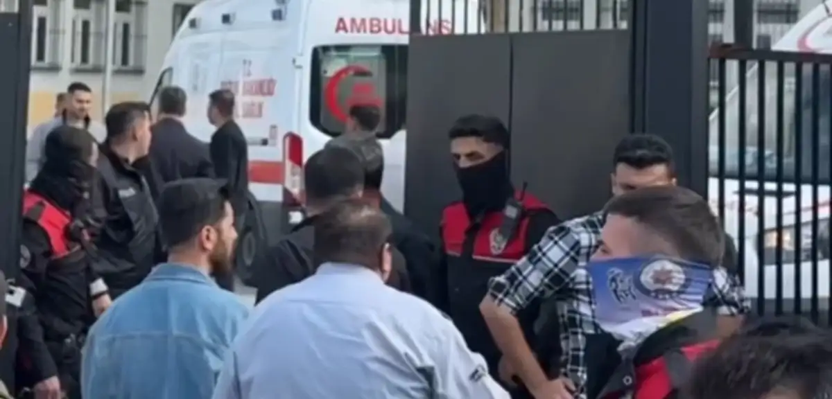 İstanbul Esenyurt'ta Lisede Bıçaklı Öğrenci Kavgası: Ekipler Sevk Edildi
