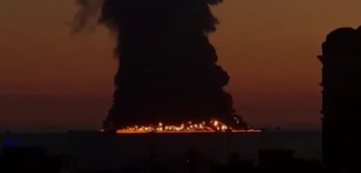 Karadeniz'de petrol tankeri vuruldu. Sızan petrol yanmaya devam ediyor