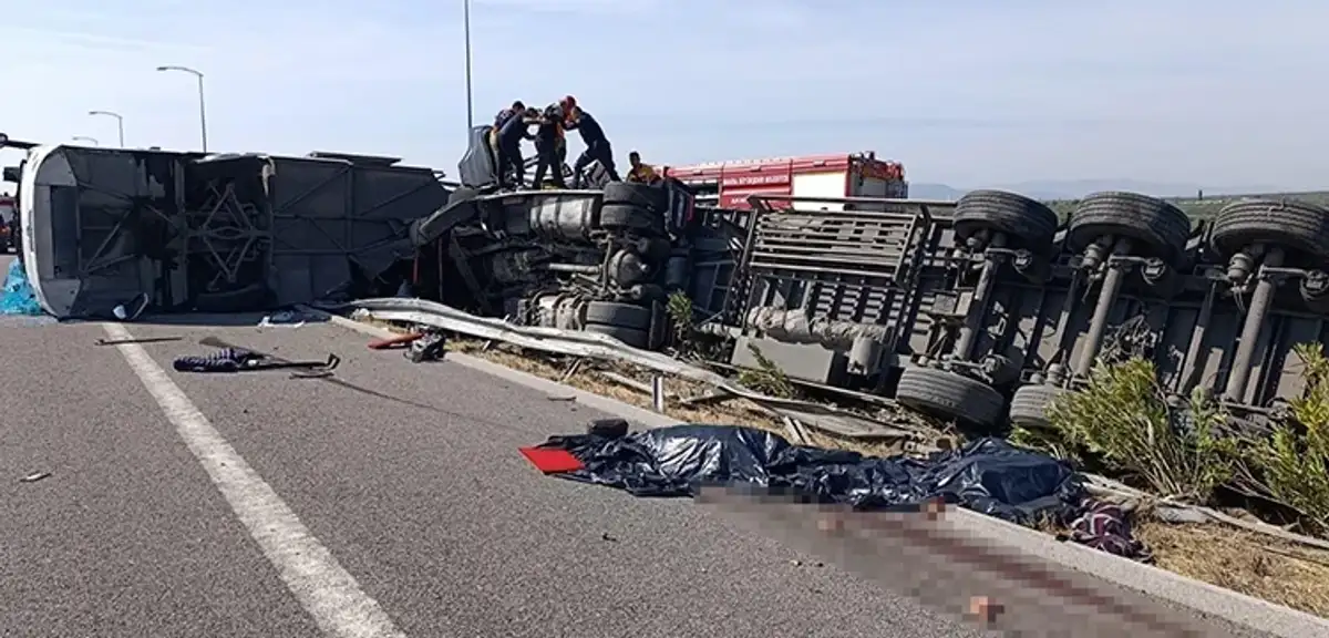 Manisa'da TIR ve Otobüs Çarpıştı: 11 Ölü, 27 Yaralı