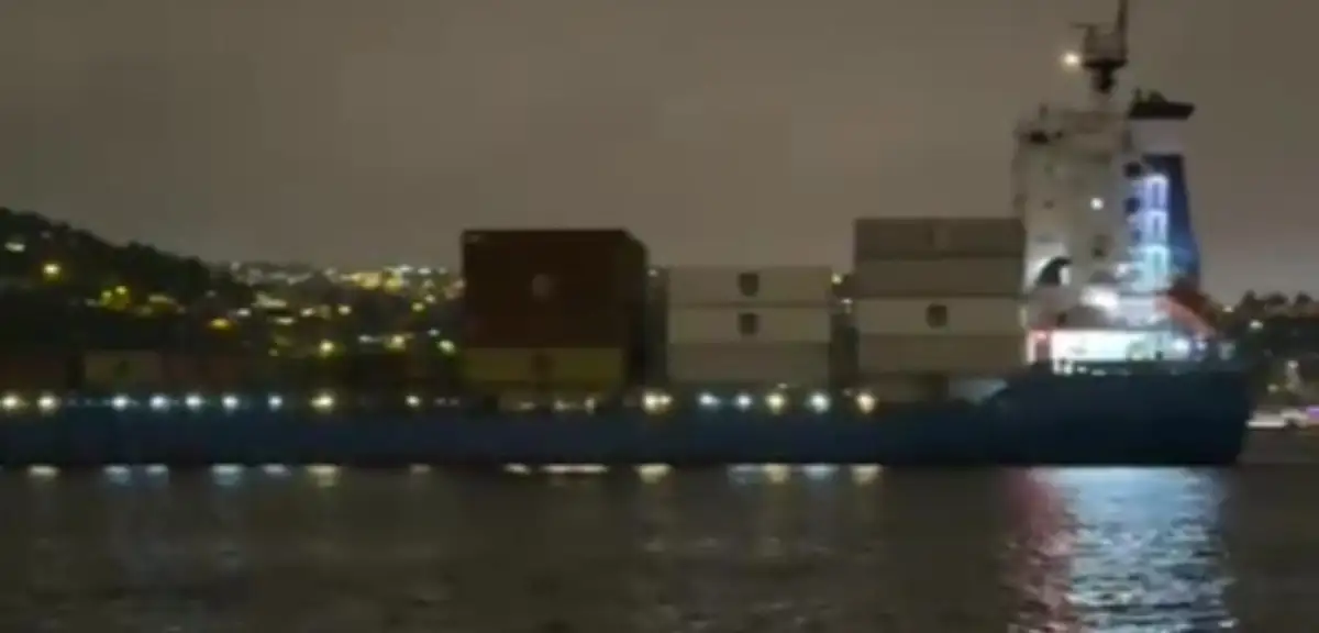 İstanbul Boğazı'nda gemi arızası. Sürüklenerek ters döndü