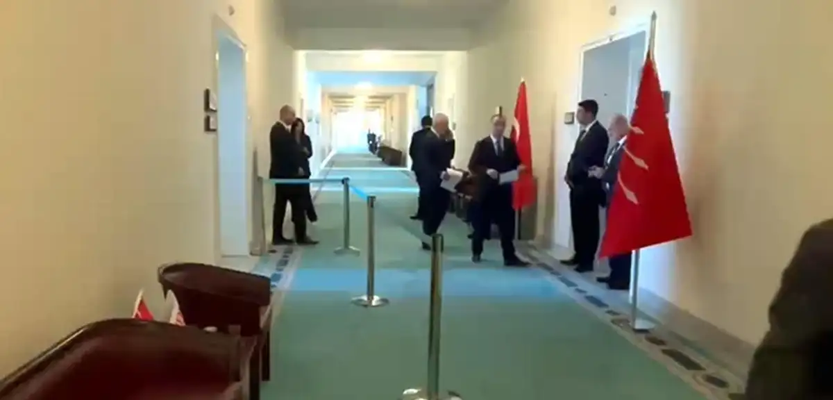YENİ Parti'li Emir, Meclis'te Kılıçdaroğlu'nun Odasının Karşısına Şerit Çektirdi!