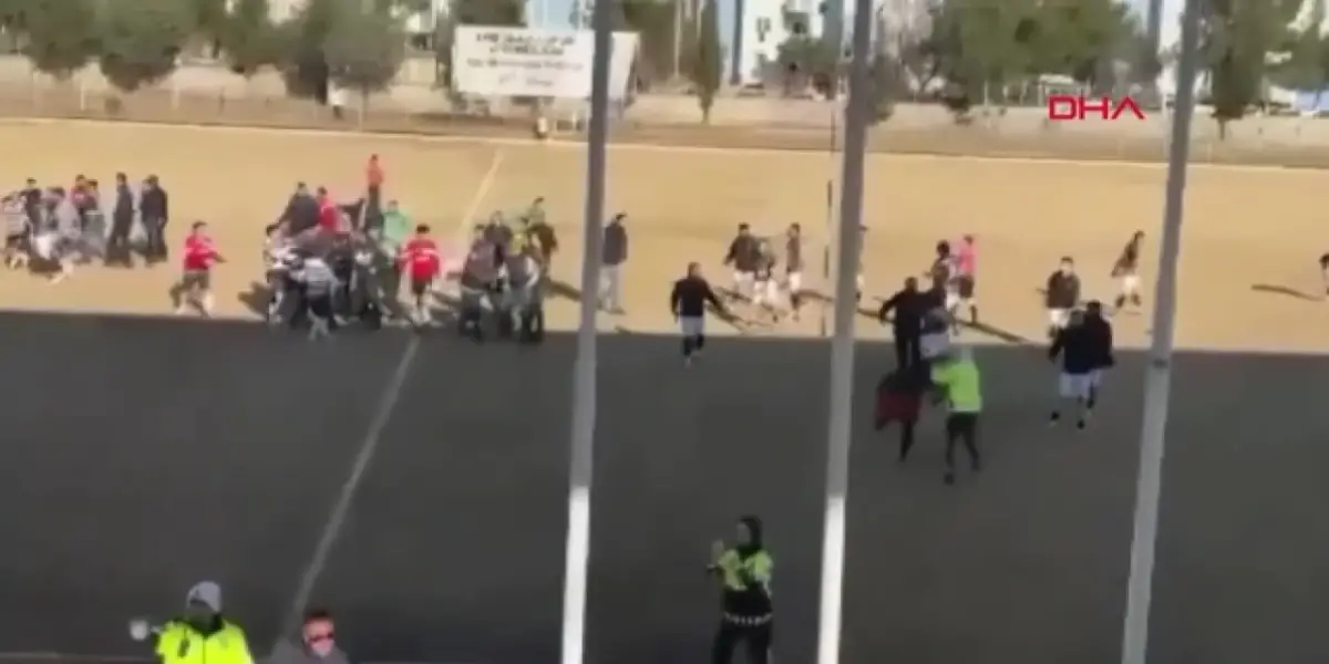 14 kırmızı kartın çıktığı maçta skandal olaylar: Yumruk ve tekmeler havada uçuştu!