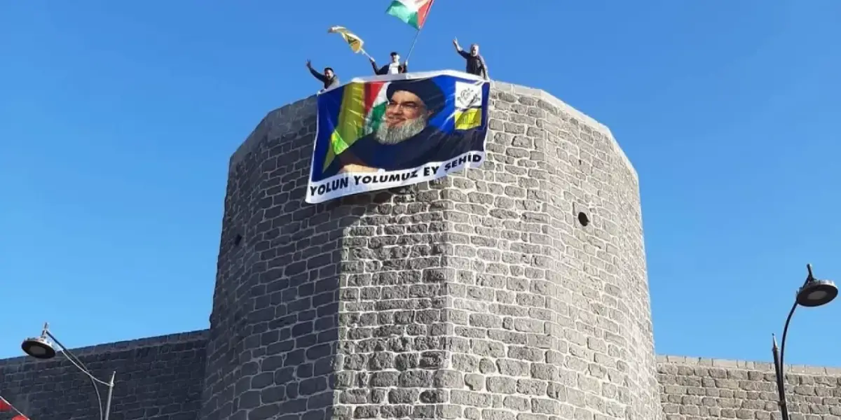 Diyarbakır Surları'na Nasrallah'ın Posteri Asıldı