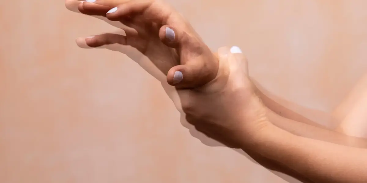 Elleriniz istemsizce titriyor mu? İşte el titremesinin 14 nedeni!