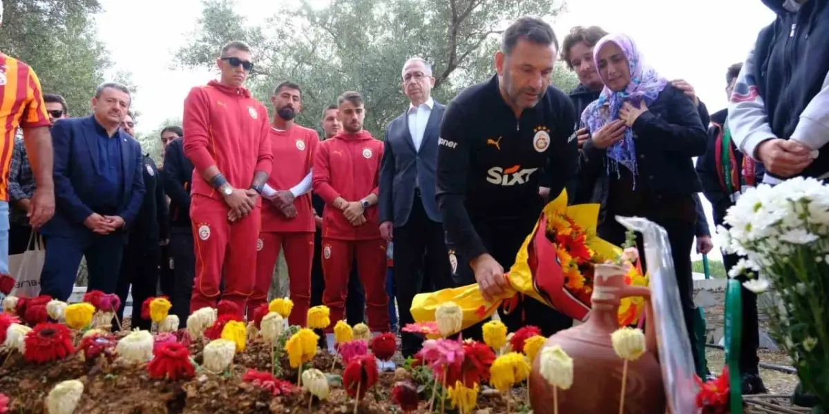 Galatasaray Kafilesi 9 Yaşındaki Yiğit Kurt'u Mezarı Başında Andı: Maça Giderken Trafik Kazasında Hayatını Kaybetmişti