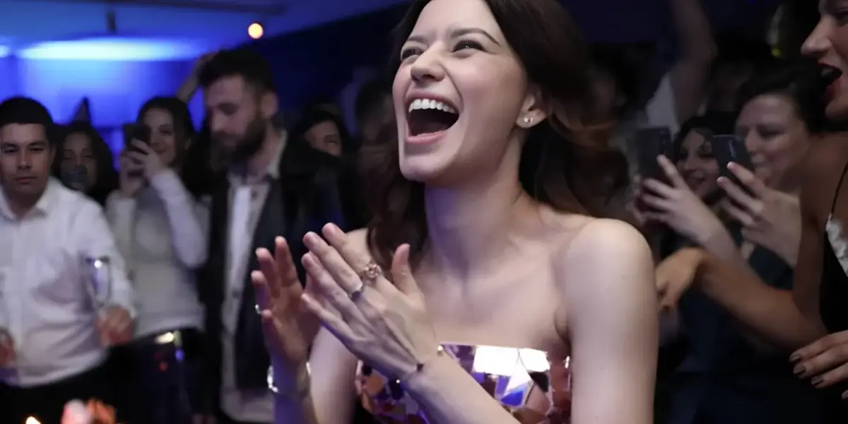 Gizli Dolap Rengin Kimdir? Beren Saat’in Canlandırdığı Karakterin Hikayesi