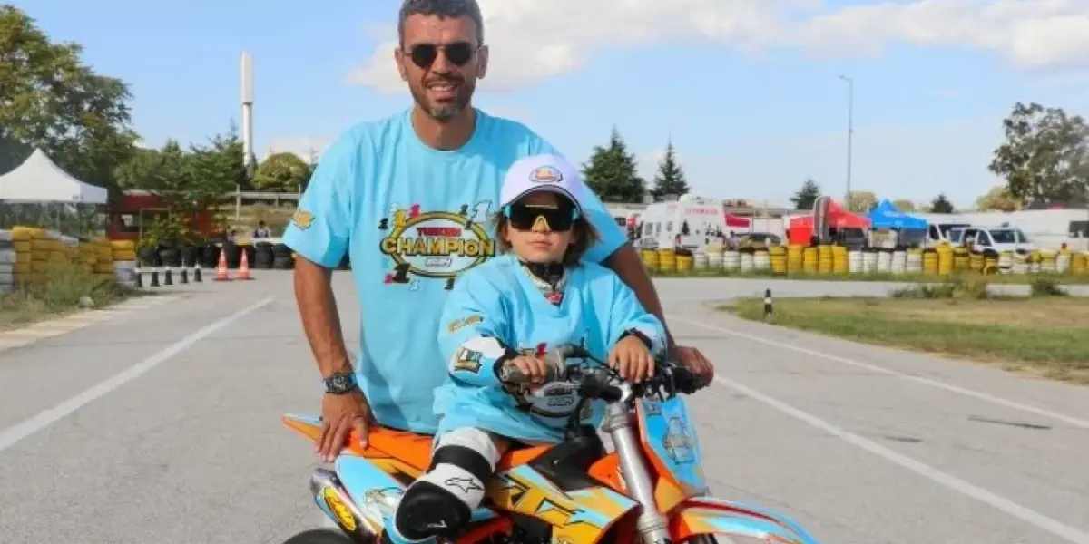 Kenan Sofuoğlu'nun 5 Yaşındaki Oğlu Zayn, Katar'da Formula 1 Efsaneleriyle Buluştu