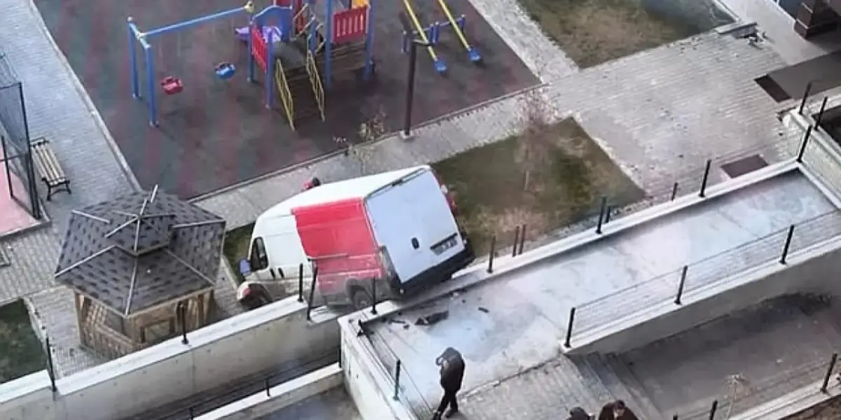 Sincan’da Şaşkınlık Yaratan Kaza! El Freni Çekilmeyen Kargo Aracı Parka Uçtu