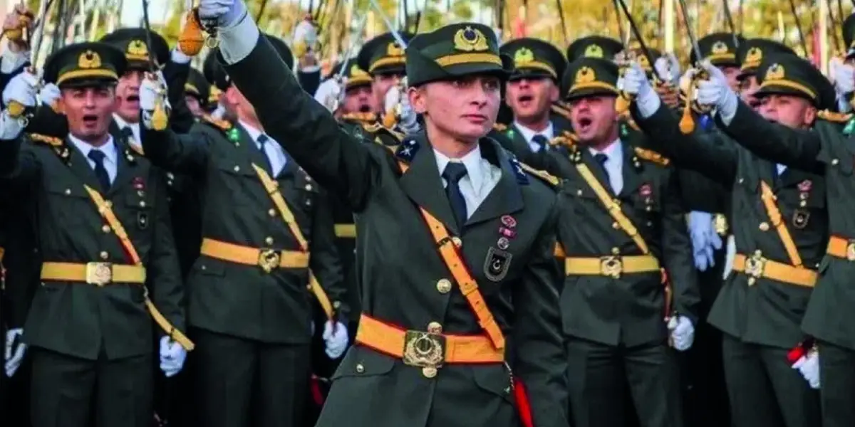 Teğmenlerin "Mustafa Kemal'in Askerleriyiz" Sloganını FETÖ'yle Kıyaslamıştı: Üçok’tan Varank'a Sert Yanıt!