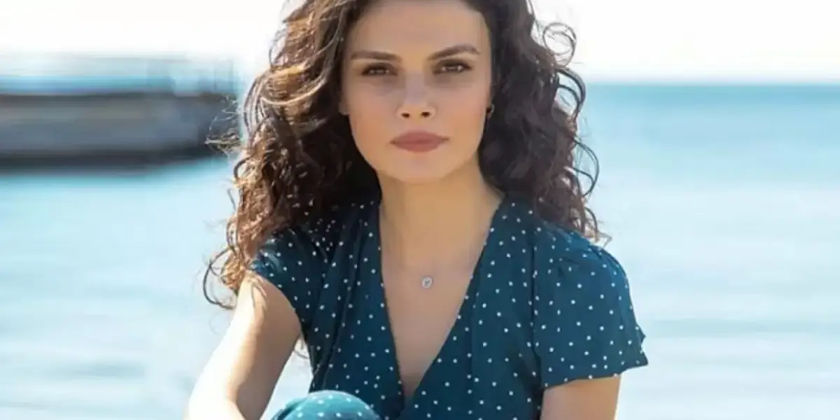 Uzak Şehir Alya Kimdir? Sinem Ünsal'ın Canlandırdığı Karakter Hakkında Tüm Detaylar