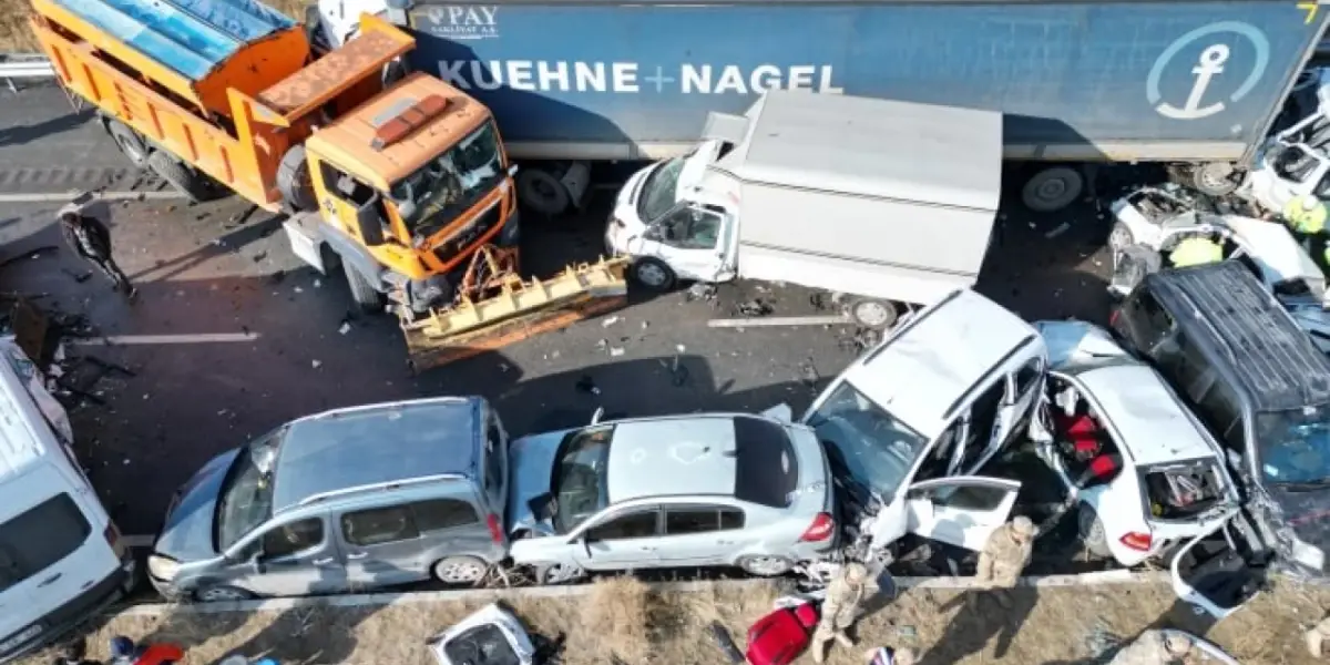 Van'da 30 Araç Zincirleme Kazaya Karıştı: 1 Ölü, 51 Yaralı!