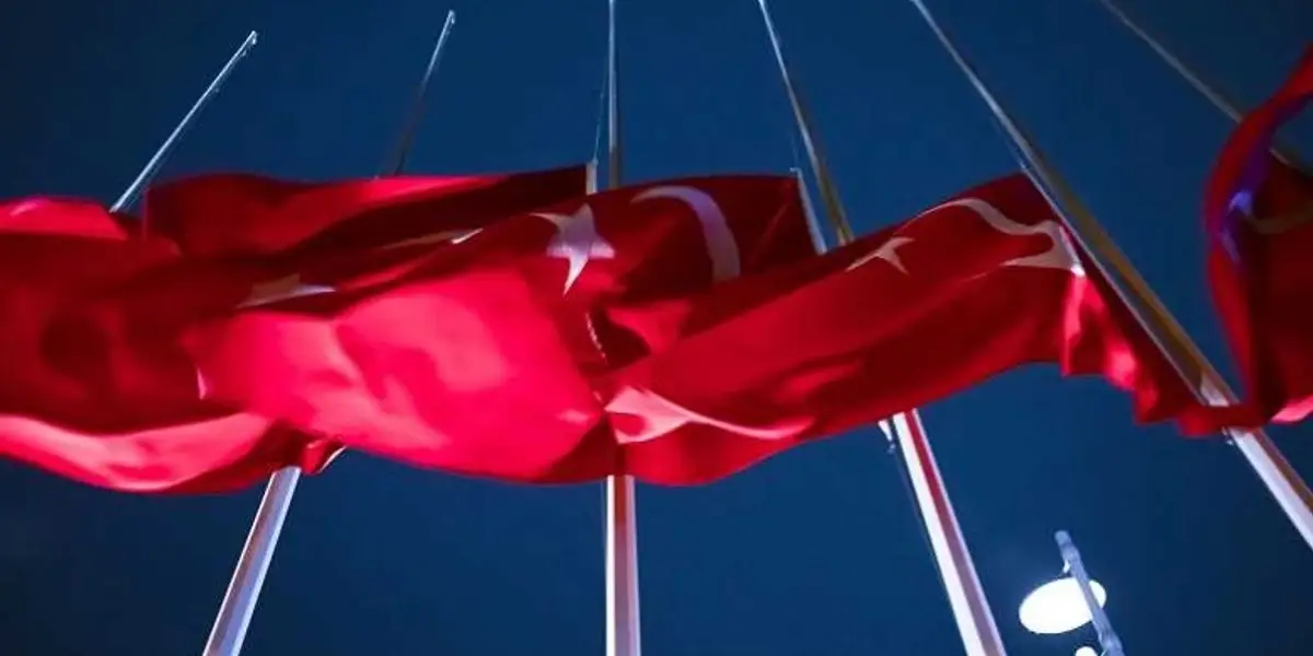 Kentlerde Bayraklar Yarıya İndirildi