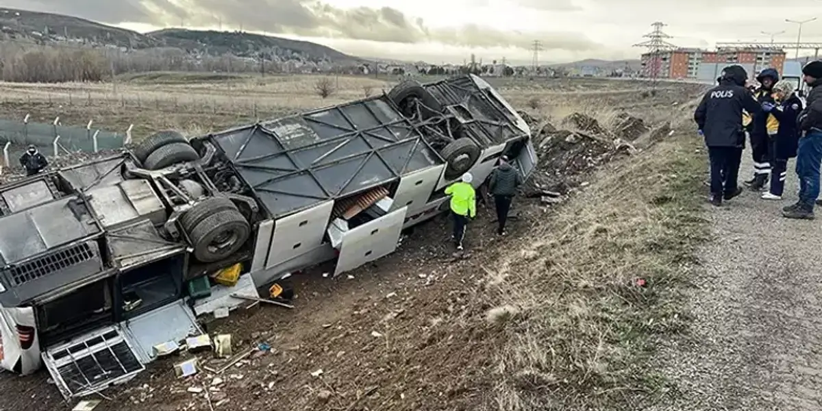 Sivas'ta Otobüs Kazası: 2 Ölü, 23 Yaralı