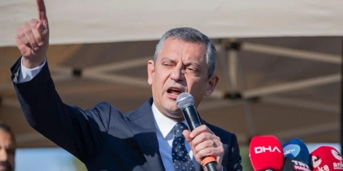 Özgür Özel'den İmamoğlu Pankartı Tepkisi: "Tepemin Tasını Attırmasın..."