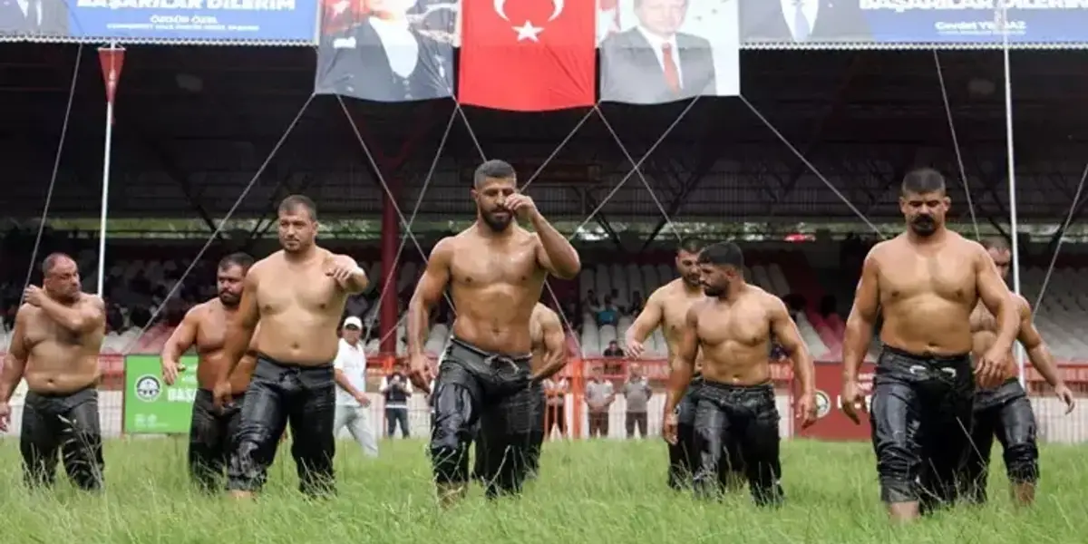 Kırkpınar'da Tur Atlayan Güreşçiler