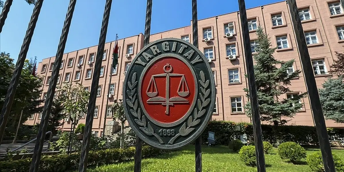 Yargıtay'dan Tartışmalı 'Cinsel Saldırı' Kararı: Beline Dokunup Yanaktan Öpmek Suç Değil!