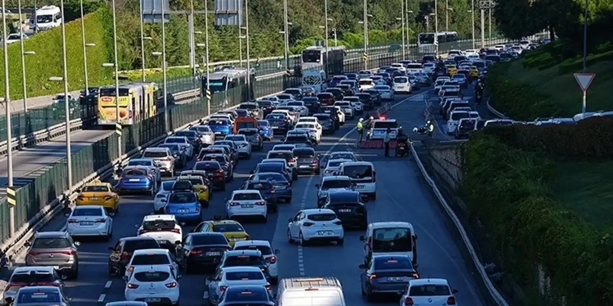 İstanbul'da Bayram Dönüşü Trafik Felç Oldu