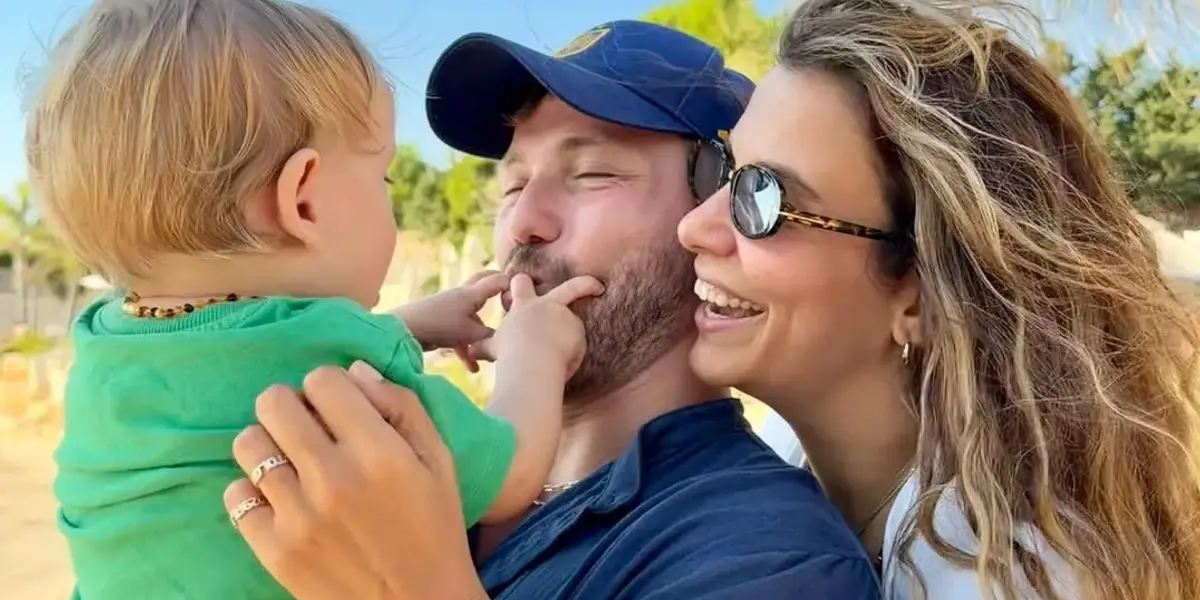 Tolga Sarıtaş ve Zeynep Mayruk'tan Çeşme'de Aile Saadeti
