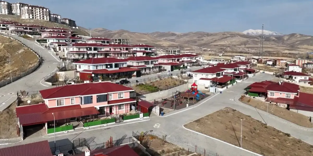 Ahıska Türkü Aileler Bitlis Ahlat'ta Yeni Konutlarına Yerleşiyor