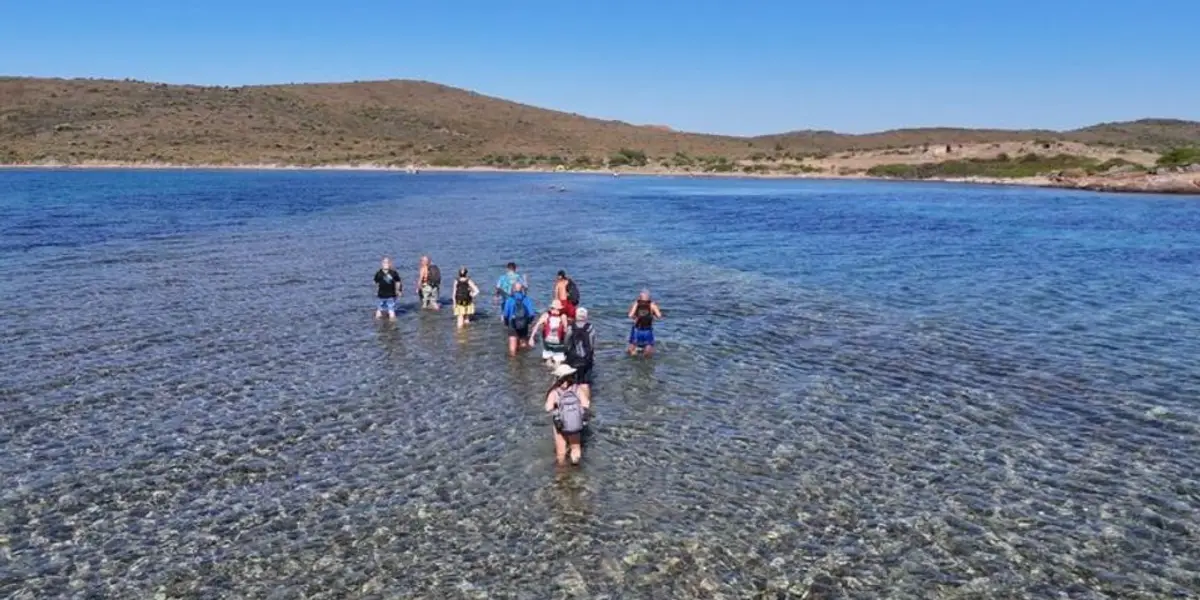 Ayvalık'ın Popüler Noktası Yalancı Boğaz'da Facia Son Anda Önlendi! Esnaf, Tatilciyi Son Anda Kurtardı