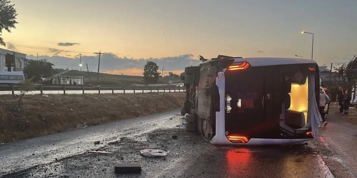 Büyükçekmece'de Havalimanı Servisi Devrildi: 18 Yaralı