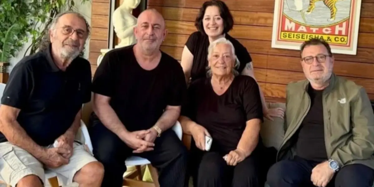 Taburcu Olan Cem Yılmaz Ailesiyle "İyiyim" Pozu Verdi