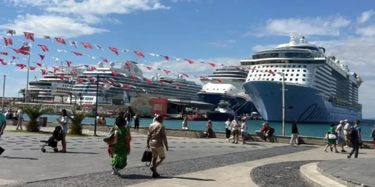 Kuşadası ve Bodrum'a Dev Kruvaziyerlerle Turist Akını