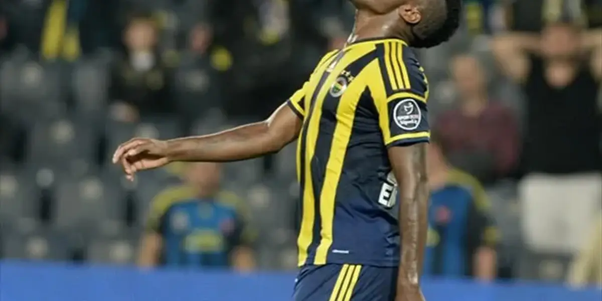 Fenerbahçe'nin Unutulmaz Golcüsü Emenike Yıllar Sonra İstanbul'da: Mahalle Kahvesinde Kivi Keyfi Yaparken Görüldü