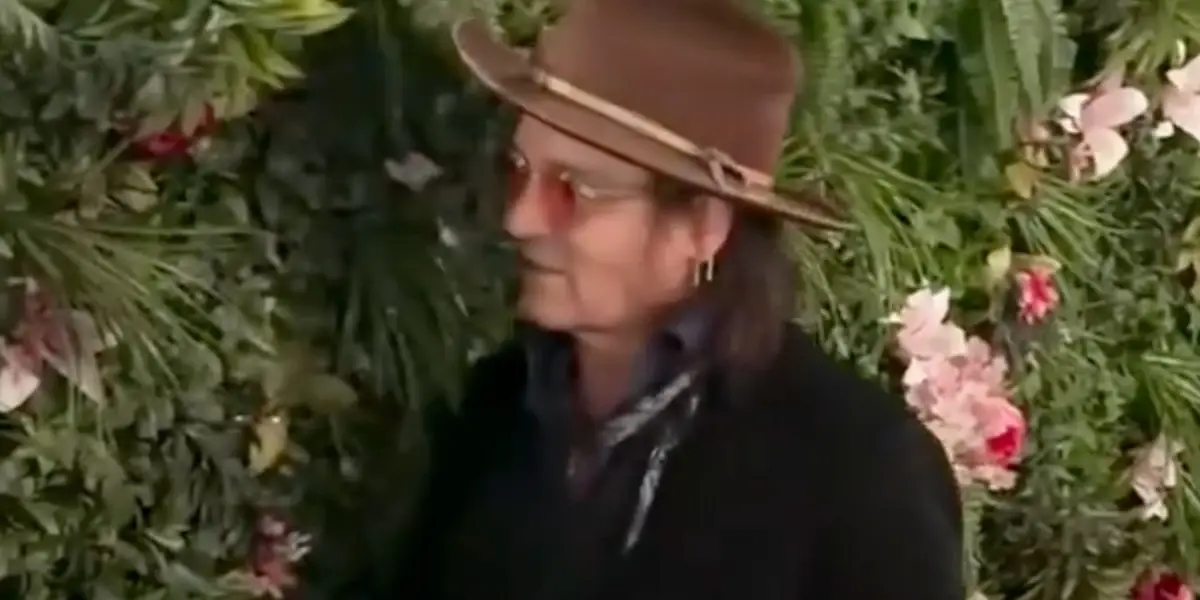 Johnny Depp Katıldığı Festivalde Süs Bitkilerini Isırdı