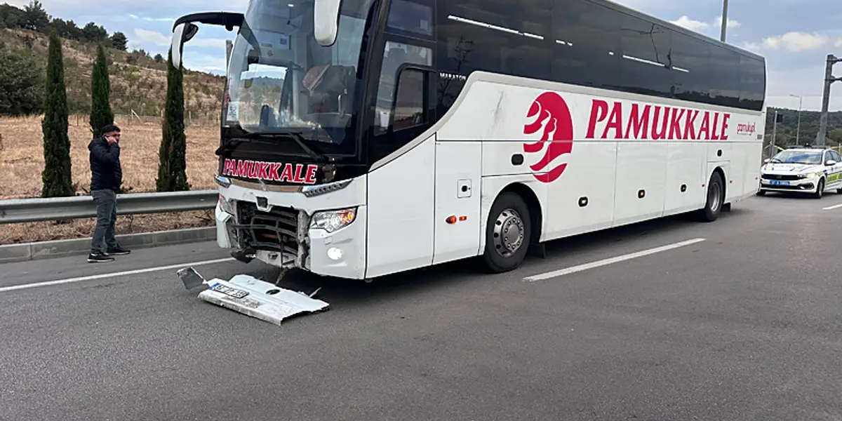 Ayvacık'tan İzmir'e Giden Yolcu Otobüsü Otomobil ile Çarpıştı: 2 Ölü