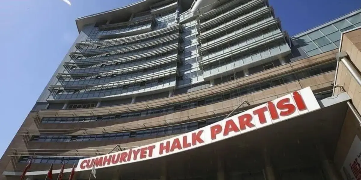CHP, Üç Belediye Başkanını İhraç Etti