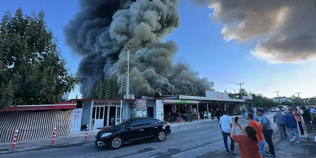 Aydın Kuşadası'nda Yangın: Pazar Yerindeki Dükkanlar Alev Aldı